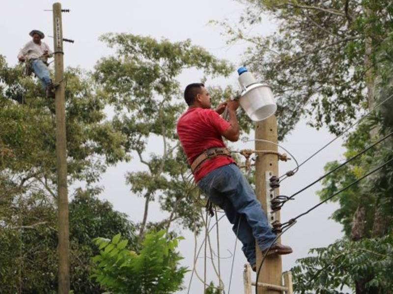 Los habitantes de varias comunidades de la montaña ya tienen energía eléctrica.