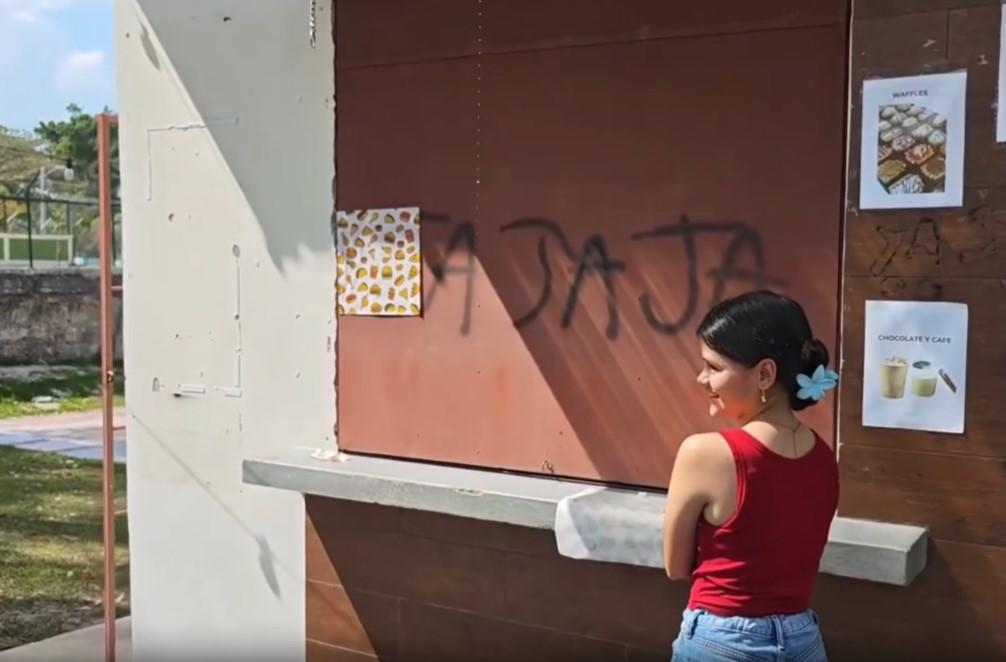 Hondureño llena de grafiti un parque, lo sube a redes; su papá lo entrega a las autoridades