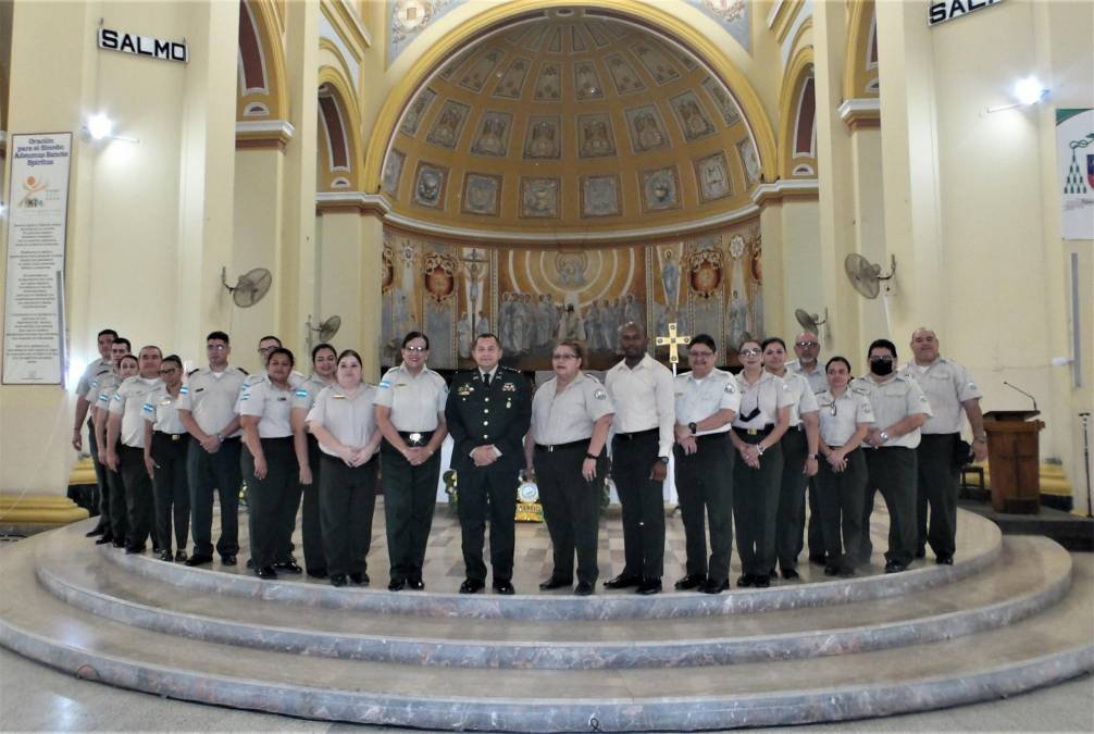 Los docentes del instituto asistieron a la misa realizada en la Catedral de San Pedro Sula. 