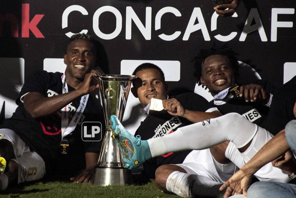 Brayan Beckeles, Germán Mejía y José García festejando con el trofeo de la Liga Concacaf 2022.