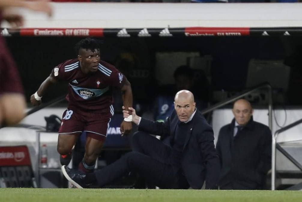 Zidane se apoyó en el propio Aidoo para levantarse del suelo.