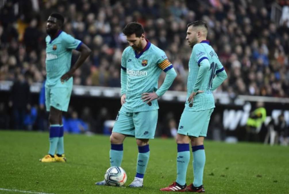 Lionel Messi jnto a Jordi Alba estaban dolidos al ver como perdían en Mestalla.