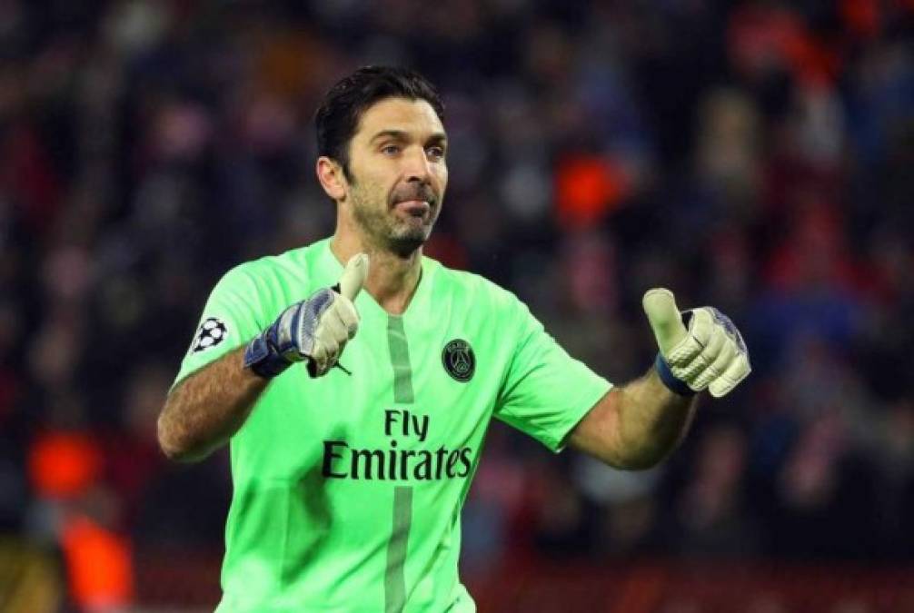 Gianluigi Buffon (41 años) anunció que no seguirá en el PSG y los rumores sobre su futuro empiezan a salir. Según Sky Italia, el Barcelona tiene en su agenda al legendario portero italiano como sucesor de Jasper Cillessen, que quiere irse de la entidad culé para tener más protagonismo. De hecho, el citado medio ha asegurado que el Barça ya ha contactado con él.