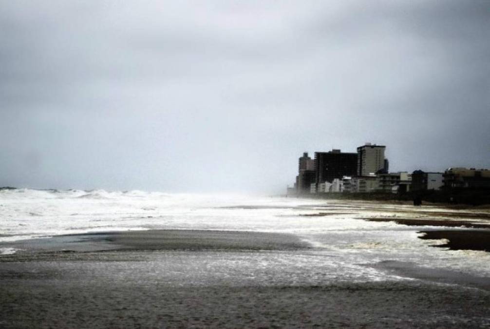 'El oleaje y la resaca marina generados por Florence está afectando a Bermudas y partes de la costa este de EEUU', unas condiciones que 'probablemente hagan peligrar las vidas humanas', advirtió el NHC.