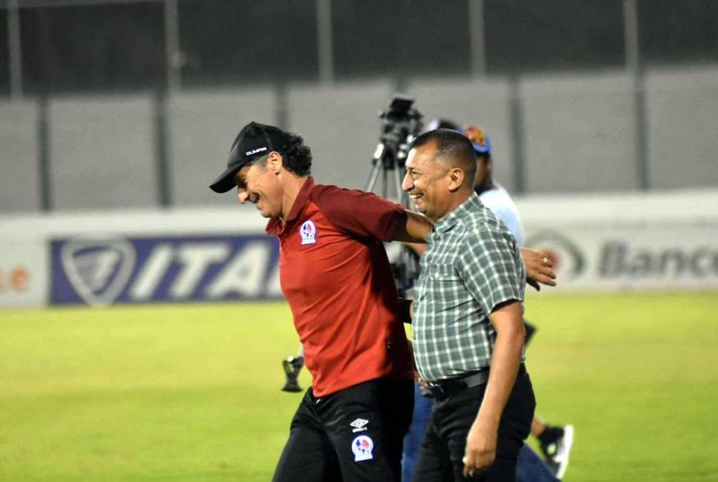 Pedro Troglio y Humberto Rivera se retiraron del campo al final del partido con un abrazo y muy sonrientes.