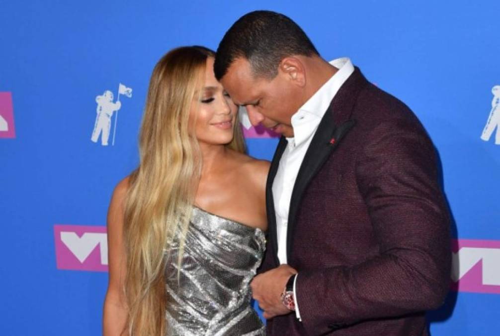 Jennifer López y el ex beisbolista Alex Rodríguez, una de las parejas más glamorosas del mundo de la farándula, anunciaron su compromiso este fin de semana tras dos años de relación.<br/><br/>Rodríguez le dio a la actriz y cantante un anillo valorado en 1 millón de dólares. Estos son los otros diamantes que ha recibido la diva del Bronx en sus cinco compromisos de matrimonio: