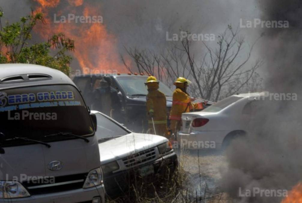 Durante las labores para apagar el fuego un bombero resultó intoxicado por el humo. Rápidamente fue aislado del sector y recibió primeros auxilios.