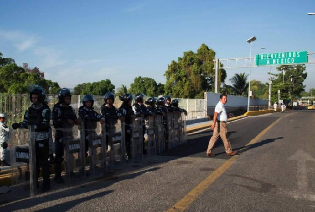 Varios elementos de la Guardia Nacional vestidos con implementos antimotines llegaron a la frontera para que el ingreso de los inmigrantes fuera de forma legal y ordenada.