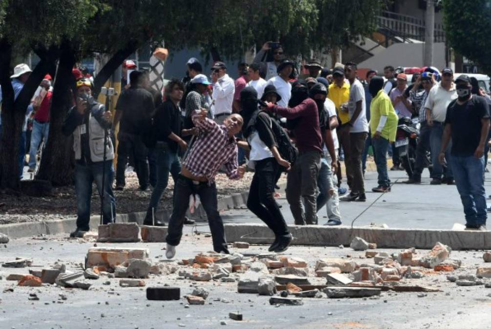 La celebración oficial recorrió el bulevar Suyapa, en el este de Tegucigalpa hasta desembocar en el Estadio y participaron unos 60 colegios de secundaria acompañados de sus bandas de guerra y otras manifestaciones artísticas, mientras que en otro sector se realizaba el desfile de la oposición encabezado por el expresidente hondureño, Manuel Zelaya.