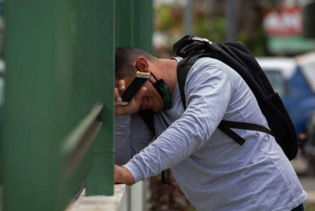 La angustia y el desespero se respira en cada rincón de la ciudad. Los hospitales no dan abasto y los pacientes que están internados en las Unidades de Cuidados Intensivos (UCI) mueren asfixiados por la falta de oxígeno. FOTO EFE