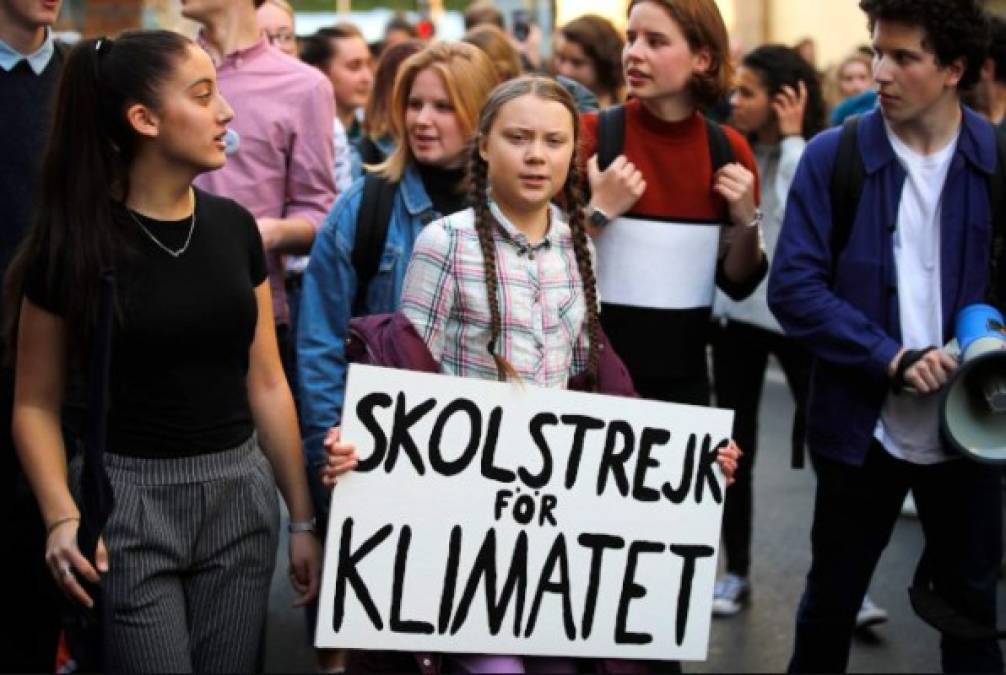 The School Strikers<br/><br/>Este fue un movimiento liderado por la ahora ganadora del premio Nobel Greta Thunberg de solo 16 años.<br/><br/>Estudiantes de nivel preparatoria de manera física y a través de redes sociales apoyaron un movimiento llamado #SchoolStrike4Climate. Durante las protestas y mensajes en redes sociales los jóvenes denunciaban que los adultos no prestaban la debida atención a las estrategias contra el cambio climático y la emisión de carbono. <br/><br/>El movimiento atrajo a aproximadamente 1,6 millones de personas y continúa vigente.