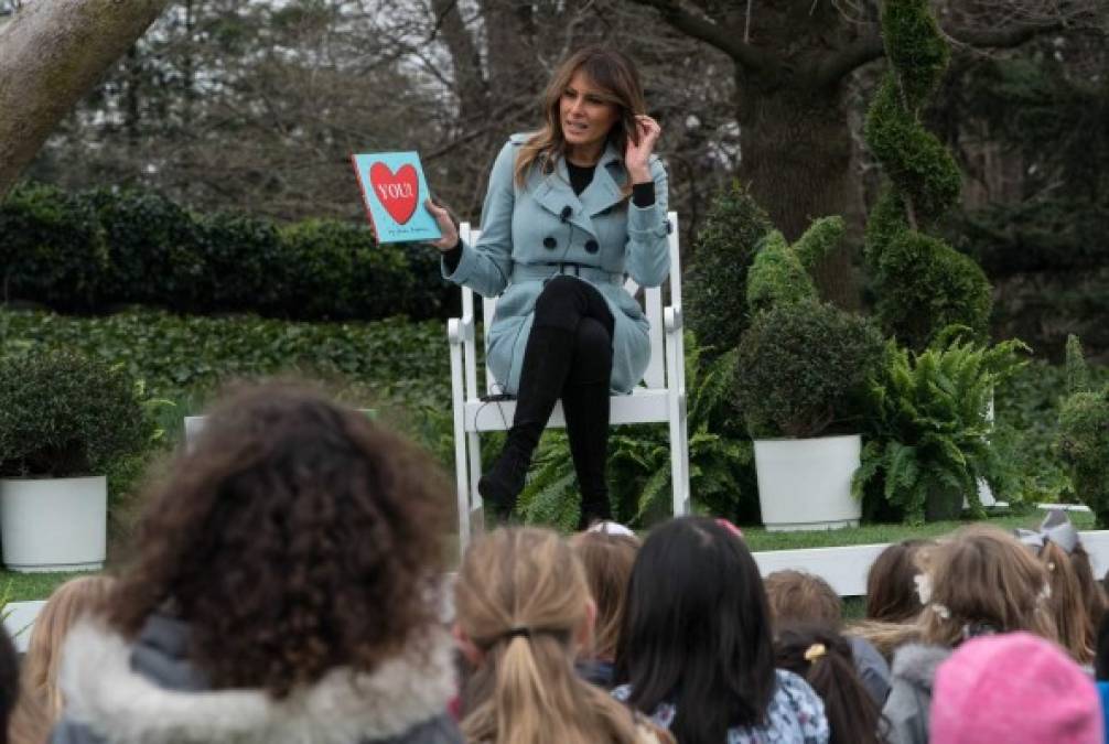 Melania lució muy involucrada en el evento donde también leyó cuentos para los niños invitados.