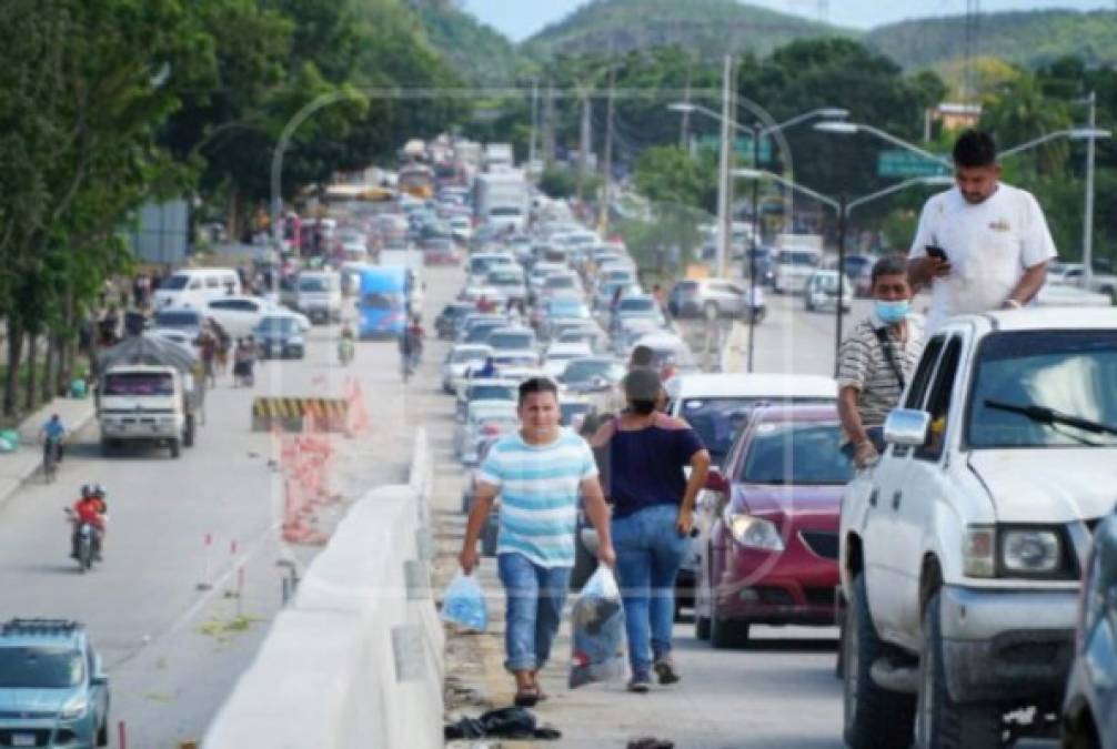 'La gente viene como loca gritando que se salgan, que viene una nueva crecida de las aguas. Todo el mundo está saliendo como loco', explicó Kevin, un joven que regresaba a su casa para salvar las pertenencias.