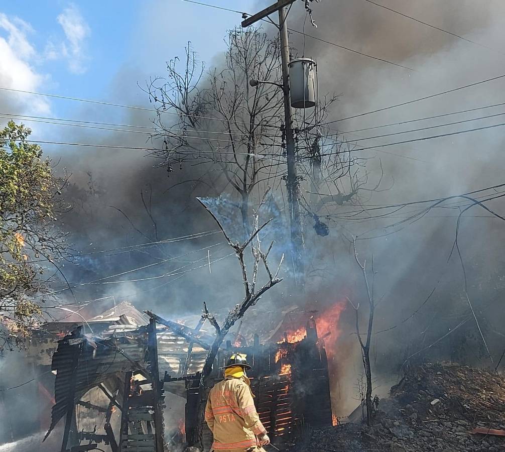 Bomberos sofocan el incendio en barrio Cabañitas de San Pedro Sula.