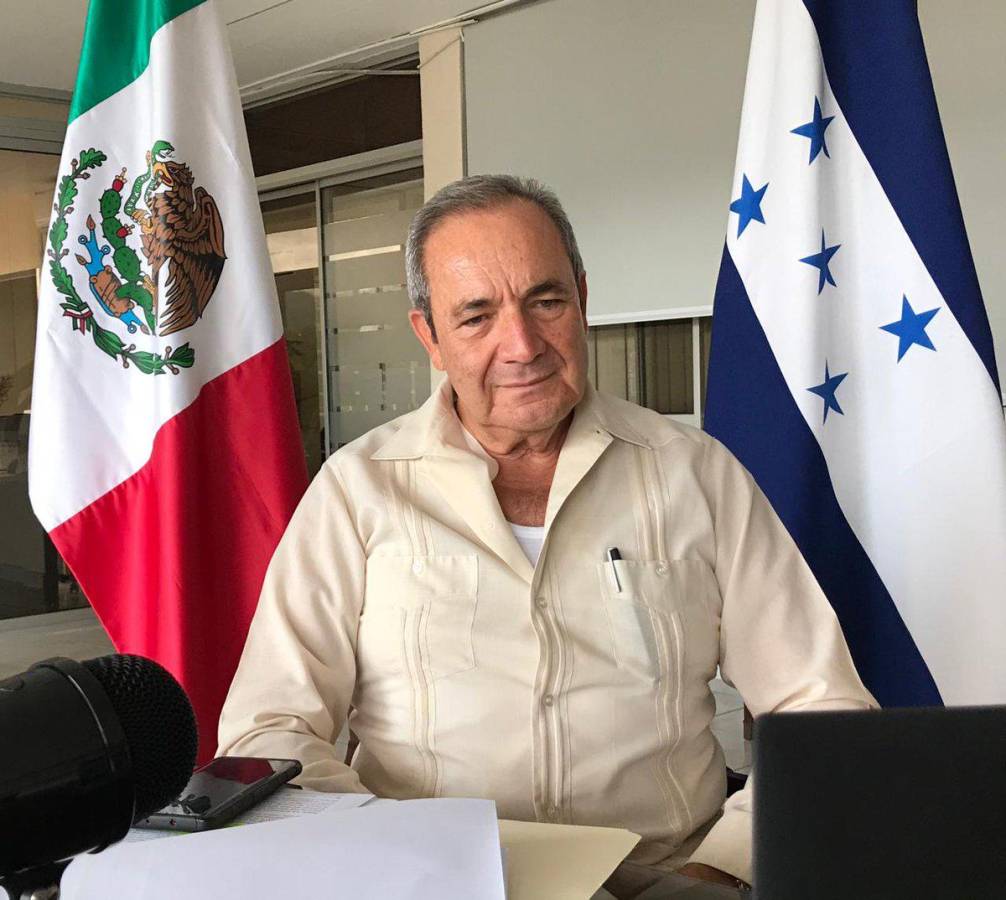 Honduras condecora con Orden Francisco Morazán al embajador de México