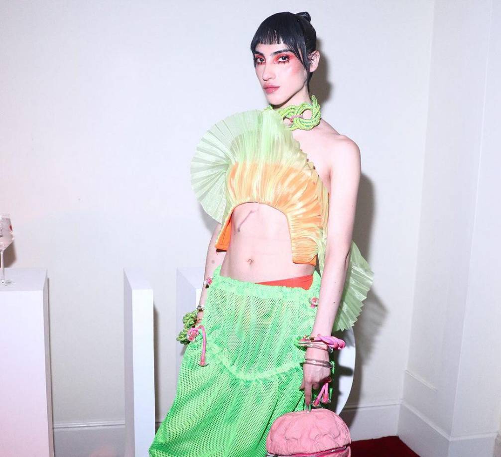 ”No soy nadie para dar consejos”: así fue el emotivo discurso de Ángela Aguilar