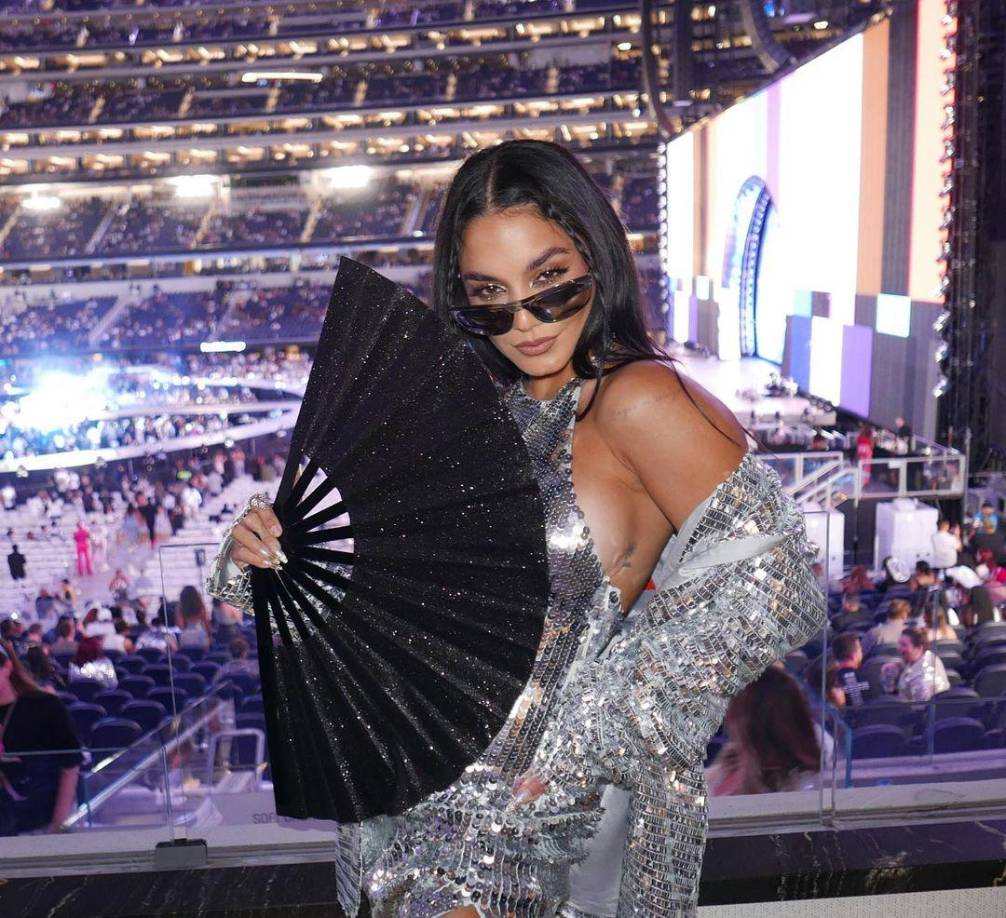 La actriz Vanessa Hudgens deslumbró con minivestido de lentejuelas y chaqueta a juego durante el concierto.