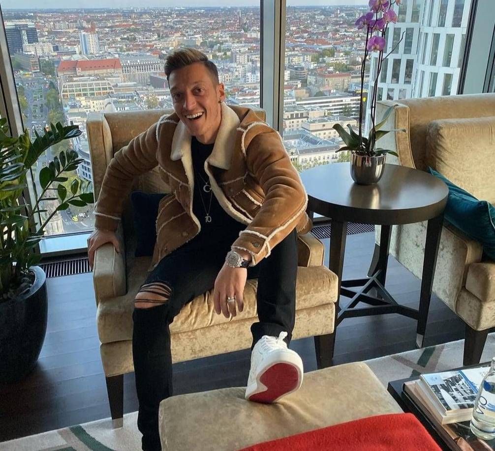 Mesut también forma parte de la lista de propietarios del Necaxa de México. El jugador adquirió una parte del paquete accionario del club junto a Eva Longoria y la modelo Kate Upton.