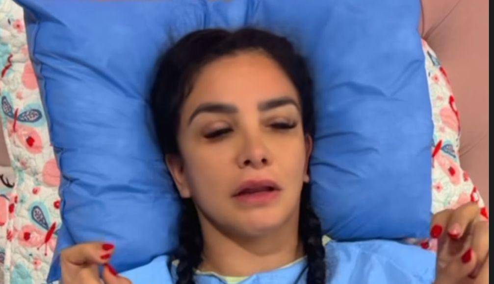 “Yo confié en un médico para tunear mi cuerpo, y sin avisar inyectó polímeros a mis glúteos, sustancia que me generó el Síndrome de ASIA, mismo con el que tendré que lidiar por el resto de mi existencia... Cuando vayan a someterse a alguna operación, infórmense, digan lo que quieren y lo que no están dispuestas a autorizar. Créanme, el dolor y el proceso que estoy viviendo ahorita en mi recuperación, NO ES NADA FÁCIL”, escribió.