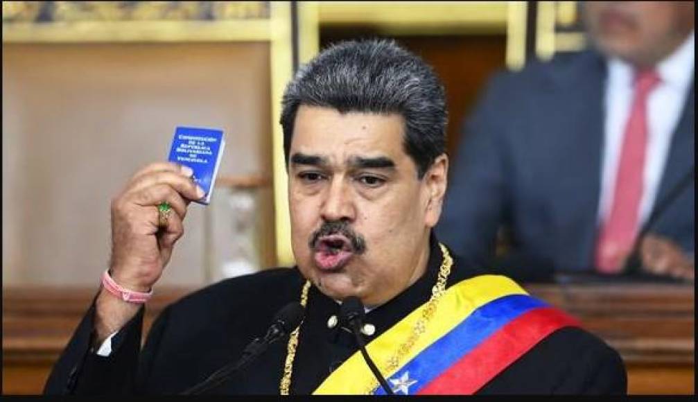 Según la acusación presentada por el Departamento de Justicia estadounidense, Maduro negoció cargamentos de varias toneladas de cocaína producida por las FARC; ordenó al Cartel de los Soles que proporcionara armas a esta guerrilla y coordinó las relaciones exteriores con Honduras y otros países para facilitar el tráfico de drogas a gran escala.