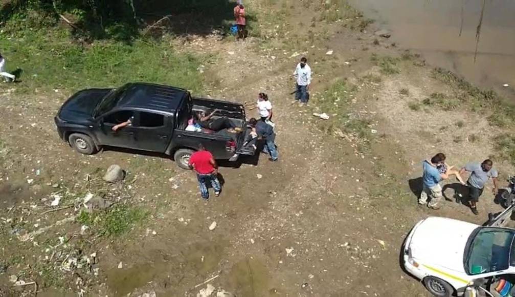 Al lugar del percance también llegaron varias ambulancias para trasladar a los heridos hasta el hospital de El Progreso. 