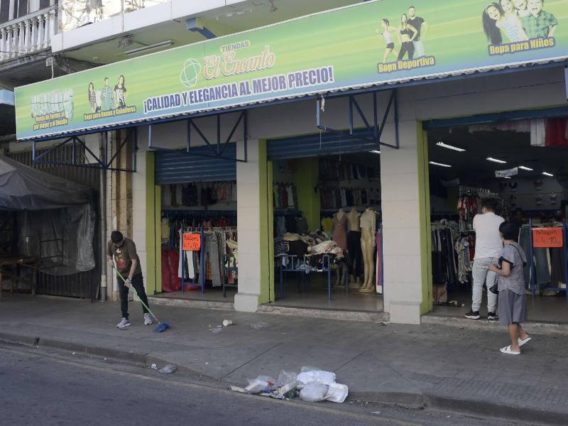 Ayer todo transcurrió con normalidad en el centro de la ciudad y las tiendas volvieron a ofrecer sus productos. Fotos: Héctor Edú Cantarero