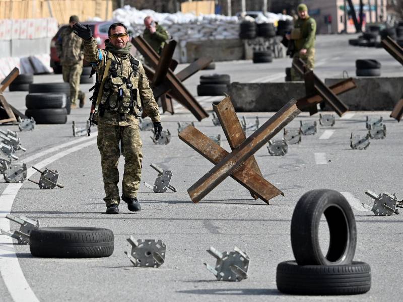 Militares ucranianos patrullan las afueras de Kiev ante el reagrupamiento de las tropas rusas.