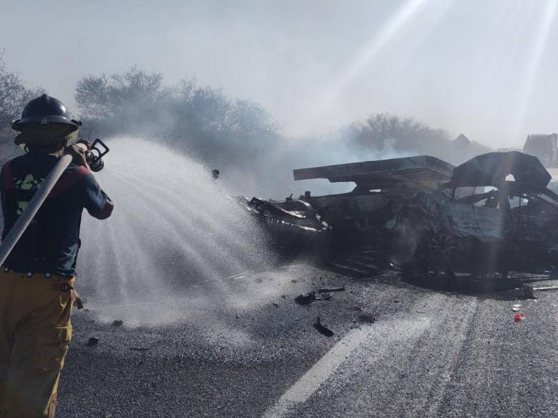 Elementos de la Guardia Nacional y de Protección Civil y Bomberos de Tamaulipas acudieron para evitar más accidentes y cerraron la circulación hacia Reynosa desde las 16:30 horas.