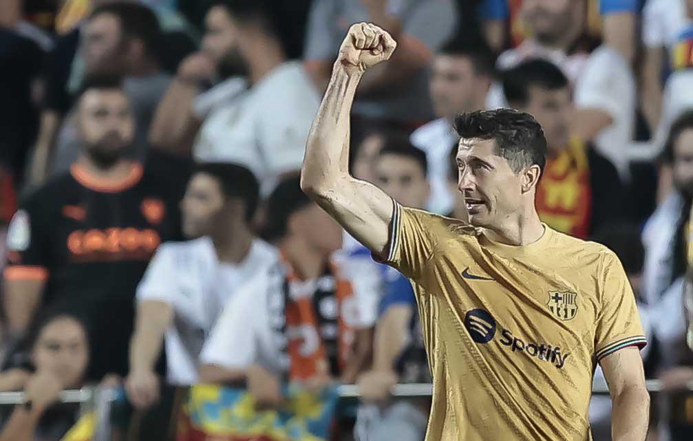 Lewandowski rescata al Barcelona y le da triunfo in extremis ante Valencia