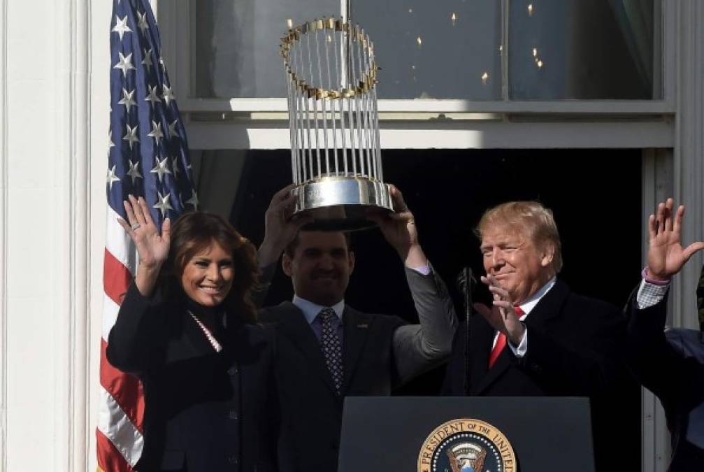 El manager puertorriqueño Dave Martínez posó con el título junto a Trump y Melania.