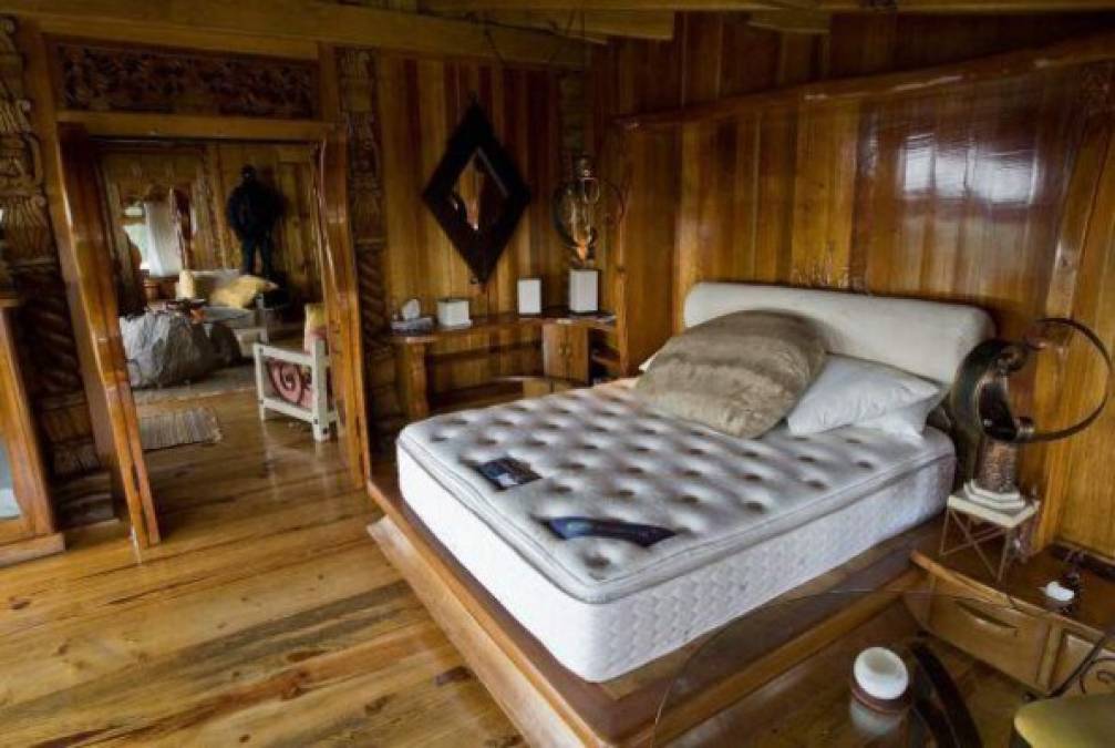 Las habitaciones con fines acabados de madera y muebles de lujo.