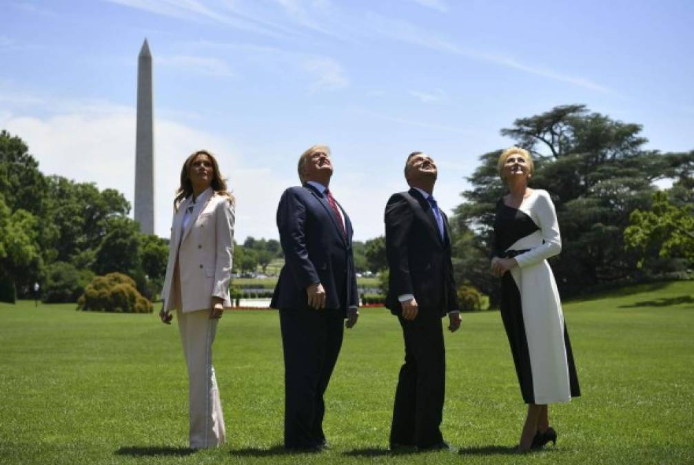 Las parejas presidenciales posaron frente al monumento de Washington durante la presentación de la Fuerza Aérea estadounidense.