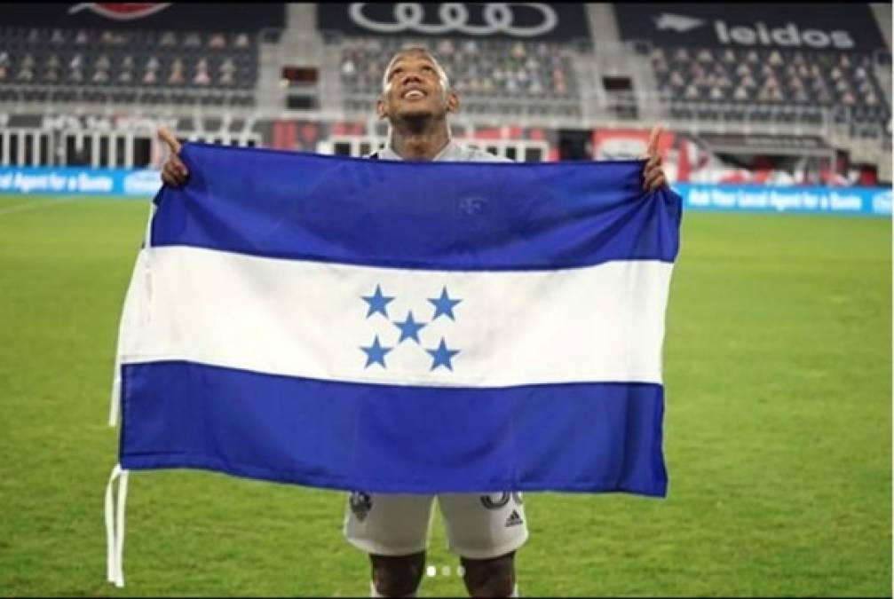 Romell Quioto posó con la bandera de Honduras muy feliz.