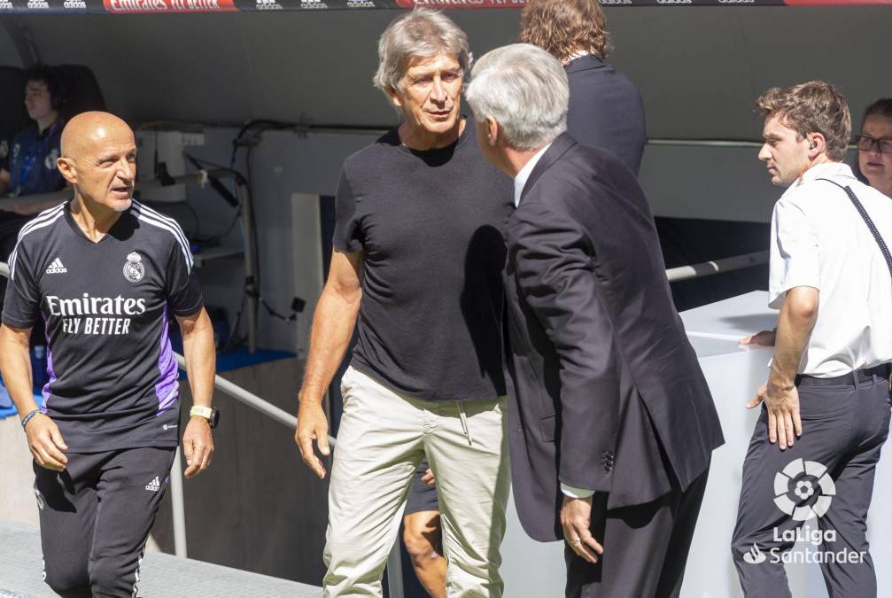 El amigable saludo de Carlo Ancelotti y Manuel Pellegrini antes del inicio del partido.
