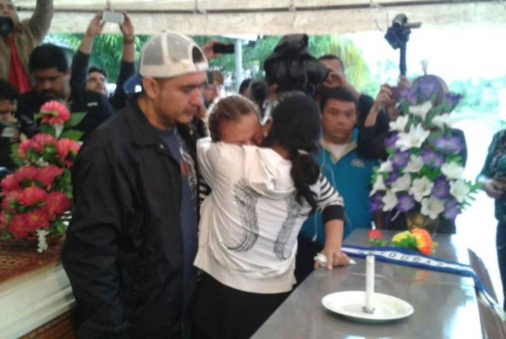 Doña Teresa Muñoz y su hija, madre e hija de María José Alvarado y Sofía Trinidad, se abrazan durante el velatorio la mañana de este jueves.