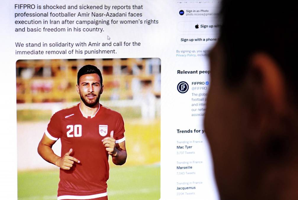 El futbolista Amir Nasr-Azadani podría ser ejecutado por ‘traición’ a la patria, aseguró un medio iraní. 