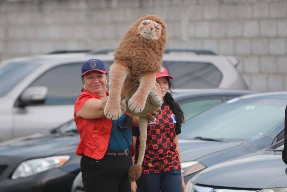 ¡Con el León en sus manos! Esta aficionada llegó bien equipada representando a los Albos.