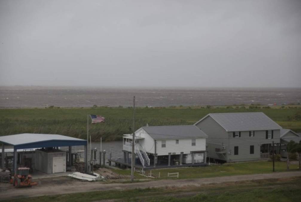 - Megarrefugio -<br/>Hasta ahora ya han caído entre 15 y 20 cm de lluvia sobre la ciudad de Nueva Orleans, provocando inundaciones.<br/><br/>Algunas carreteras han estado bajo el agua desde el miércoles. Los habitantes han colocado sacos de arena en las puertas de sus casas y comercios, y trabajan ya en labores de limpieza y recolección de basura, ayudado por equipos especializados.