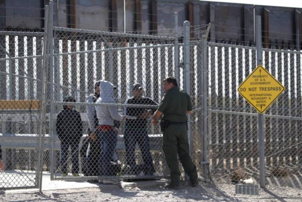 Ante la lluvia de críticas y la presión de organizaciones defensoras de los inmigrantes, las autoridades comenzaron a liberar a las familias retenidas desde el pasado fin de semana.