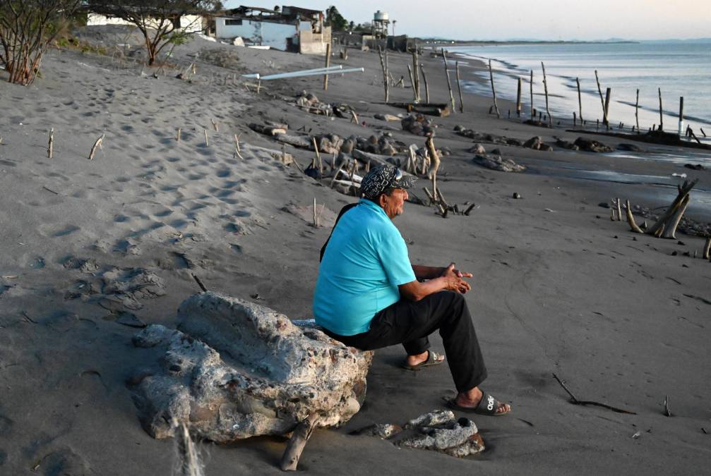 Los signos más sensibles para la población costera son la destrucción y el agotamiento de las especies que obliga a pescadores artesanales a “recorrer grandes distancias para poder faenar”, dice.