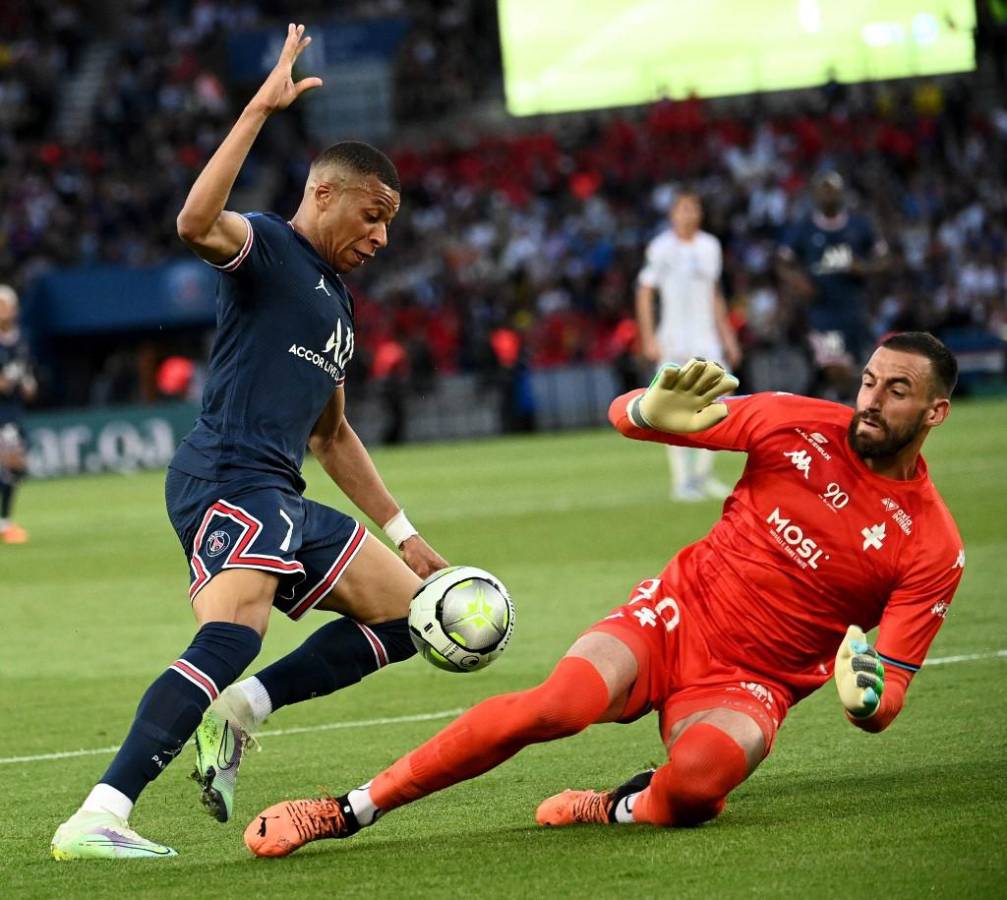 Mbappé en el momento que superó al arquero del Metz para mandar el balón al fondo de las redes.