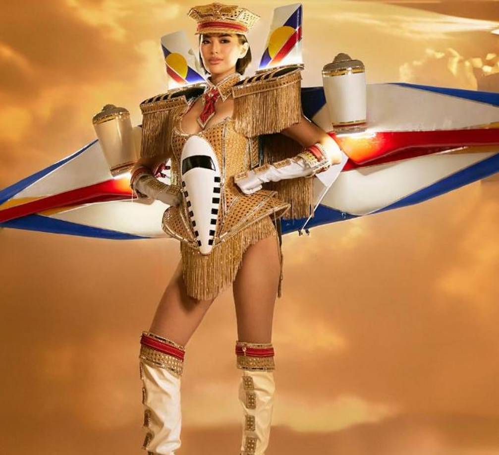 Confeccionado por el diseñador filipino Michael Barassi, cada hilo de este traje teje intrincadamente el patrón tradicional solihiya, rindiendo homenaje a Filipinas y su encantador paisaje insular. Las alas de su atuendo, adornadas con los colores rojo, azul y amarillo de la bandera nacional, actúan también como promoción del turismo en Filipinas.