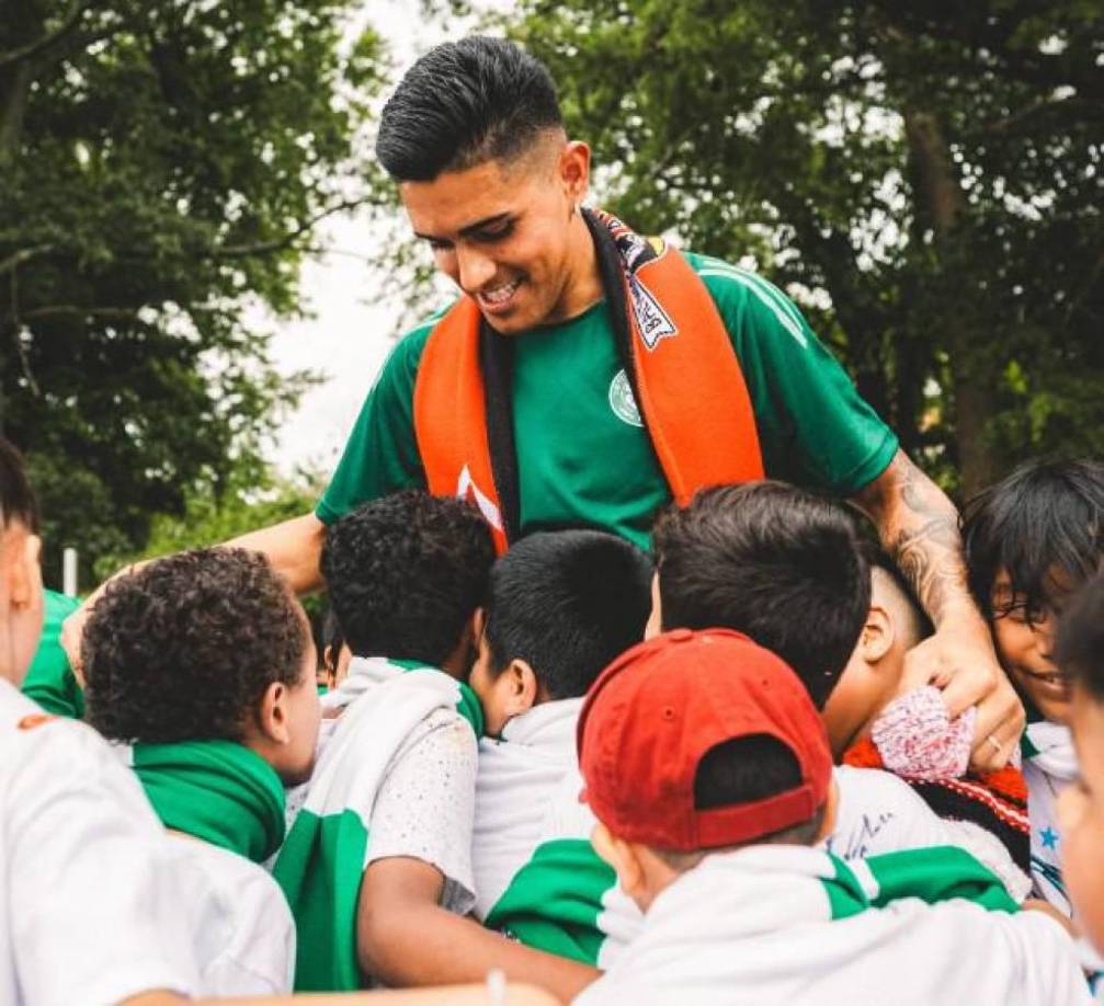 El futbolista hondureño compartió con niños en Estados Unidos y hasta se tomaron una foto con una copa del club escocés.