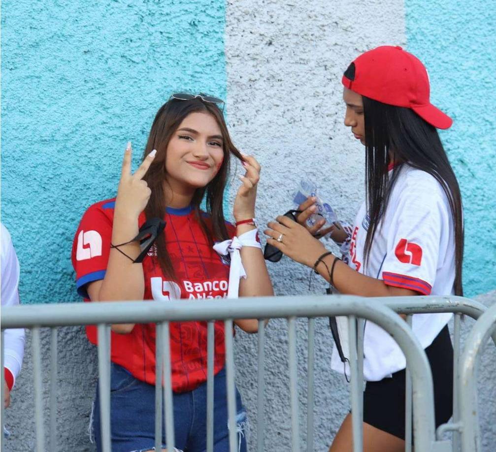 Guapas aficionadas del Olimpia se hicieron presentes en el estadio Nacional Chelato Uclés.