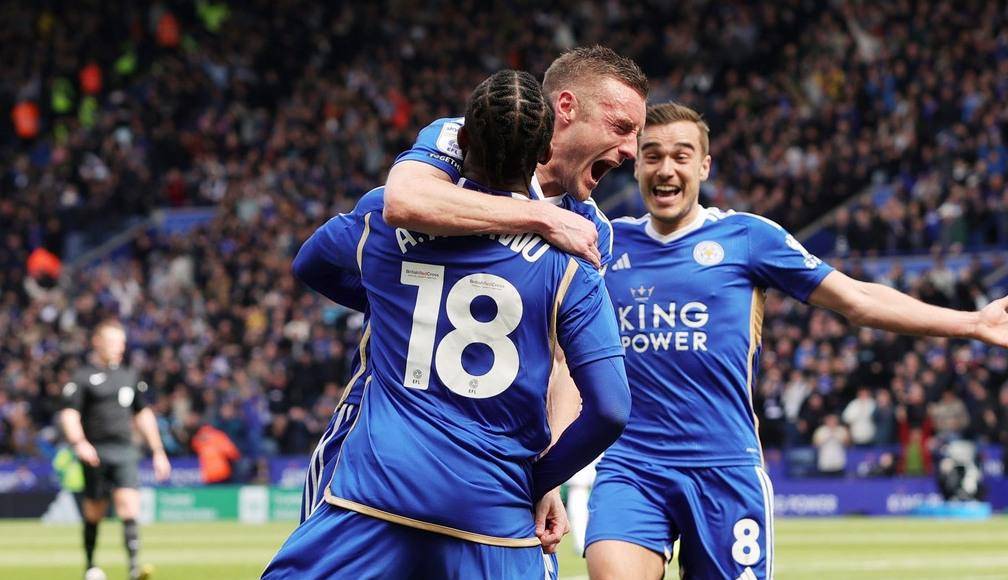 El Leicester City ascendió a Premier League después de la derrota de su rival Leeds United, goleado 4-0 en Londres en la cancha del Queens Park Rangers (16) en la 45ª y penúltima fecha.