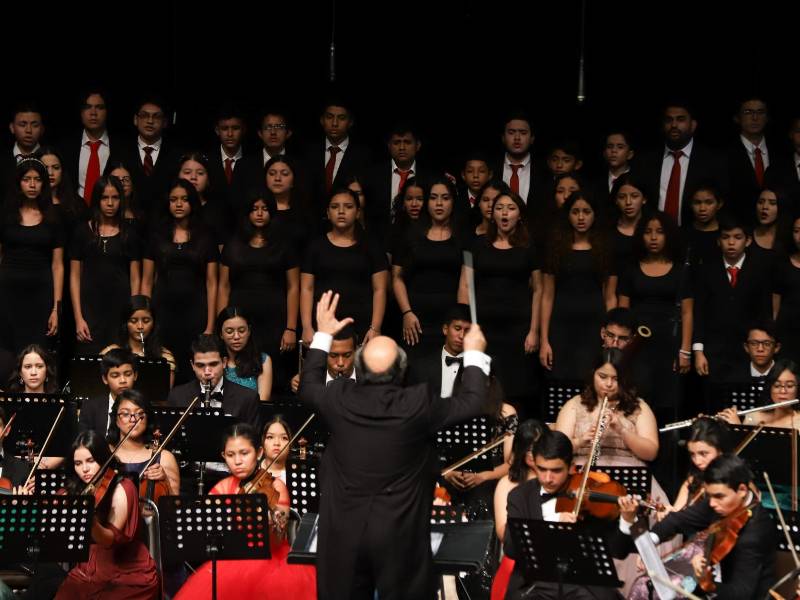 La Escuela de Música Victoriano López celebró su 78 aniversario con un colosal concierto realizado en el Teatro José Francisco Saybe de San Pedro Sula. El mismo se hizo como homenaje a la Asociación Cuerpo Consular Sampedrano (ACCS), quienes aportan para el beneficio de este tipo de educación musical. Vale destacar que en la segunda parte del programa, los jóvenes músicos fueron acompañados por el Coro USAP, Coro Osovi y el Coro Infantil de SPS, un junte que terminó siendo ovacionado efusivamente por los asistentes.
