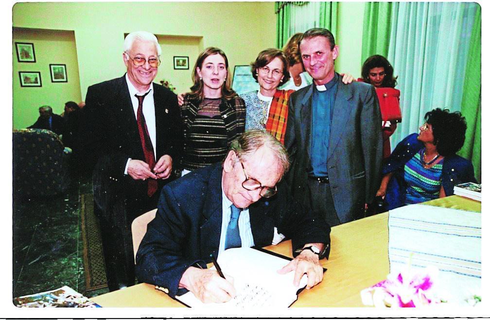 El padre Ángel García Rodríguez en varias imágenes de su labor junto a personalidades del mundo.