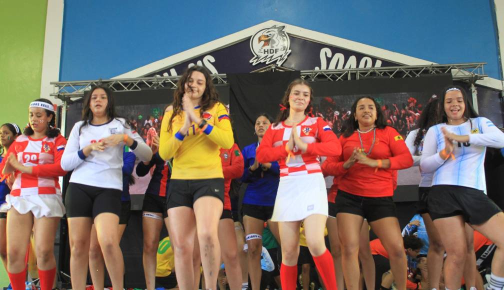 La canción “Waka waka” de Shakira fue una de las piezas que bailaron los estudiantes de último año, las jóvenes vislumbraron con su entusiasmo al ejecutar la coreografía.