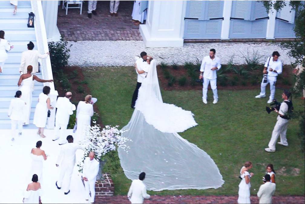 Nuevas fotos de la boda de Ben Affleck y Jennifer López: la Diva del Bronx dio un show musical para su amado