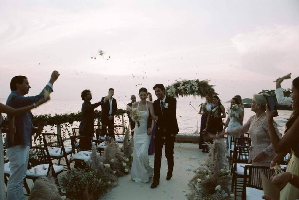 Meadow se casó con el actor Louis Thornton-Allan durante una pequeña ceremonia en la playa. 